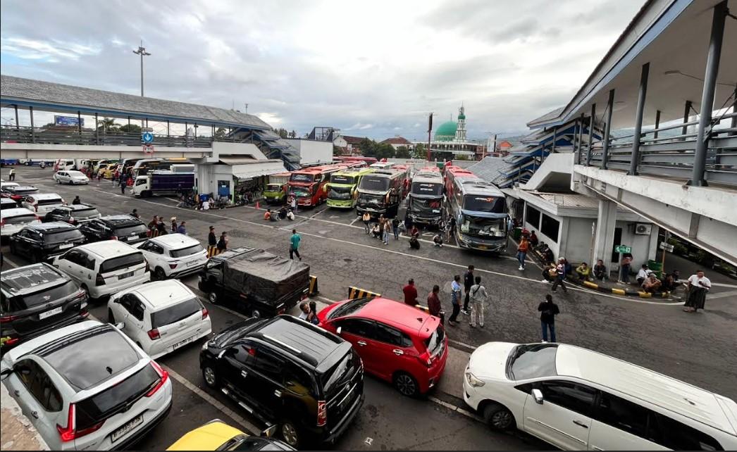 Kendaraan-besar-antre-untuk-masuk-ke-Pelabuhan-Ketapang.jpg