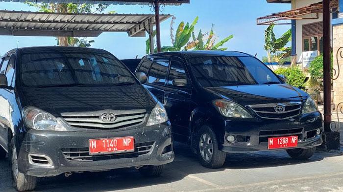 Kendaraan-dinas-Pemkab-Sampang-yang-terparkir-di-kantor-dinas.jpg