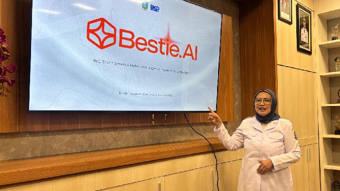 Kepala-BKD-Jatim-Indah-Wahyuni-menjelaskan-fitur-Bestie-AI.jpg