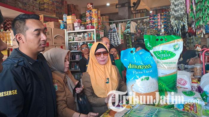 Kepala-DKP-Kabupaten-Malang-Mahila-Surya-Dewi-sidak-beras-oplosan-di-Pasar-Kepanjen-Malang.jpg