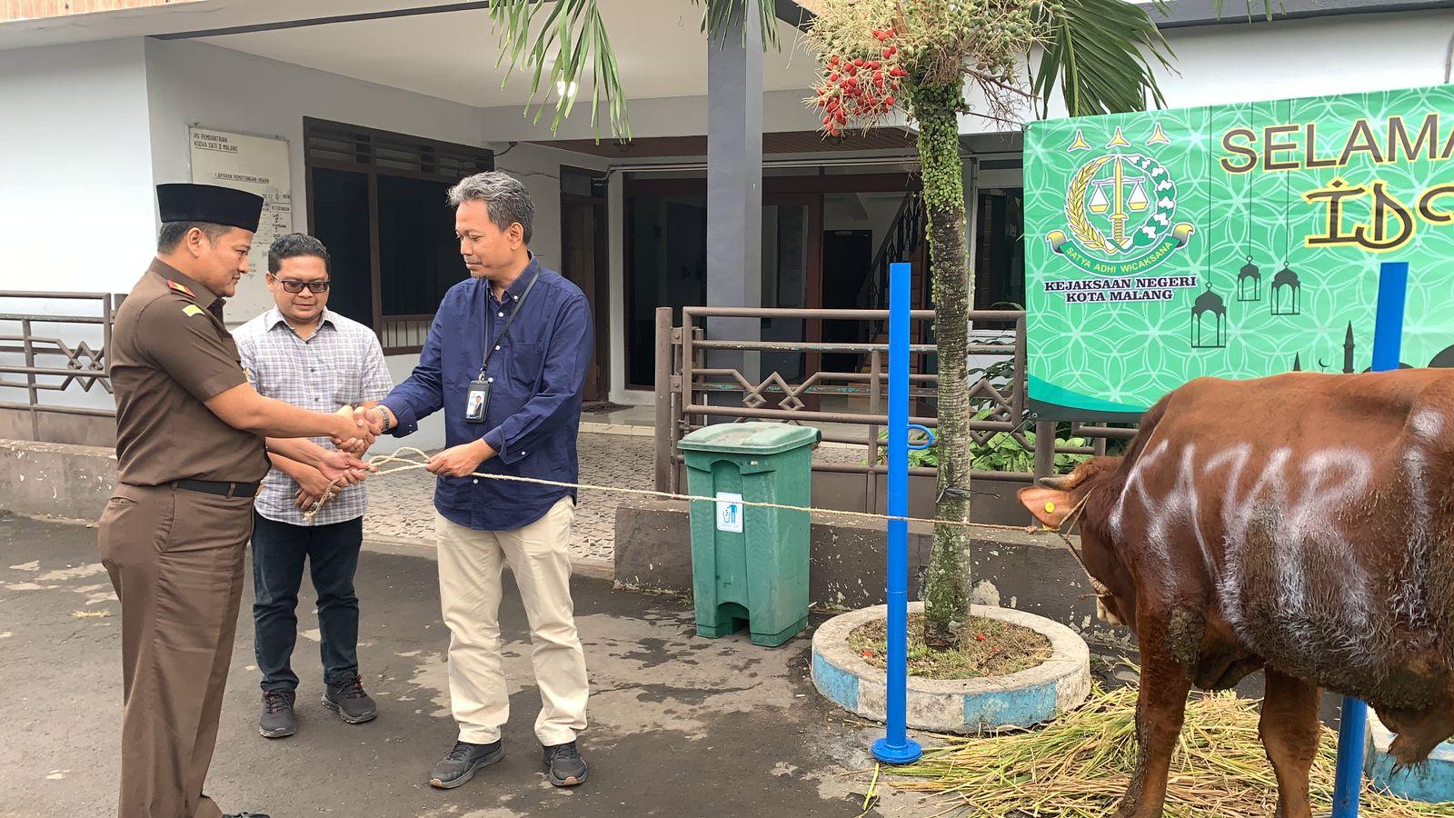 Kepala-Kejari-Kota-Malang-Edy-Winarko-dan-Kasi-Intelijen-Eko-Budisusanto-menyerahkan-hewan-kurban.jpg