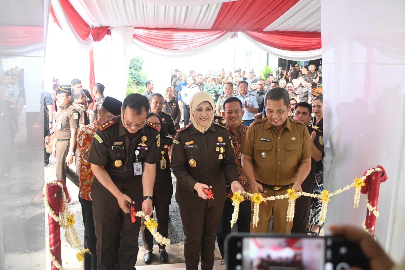 Kepala-Kejati-Jawa-Timur-Mia-Amiati-meresmikan-gedung-baru-Kejari-Kabupaten-Madiun.jpg