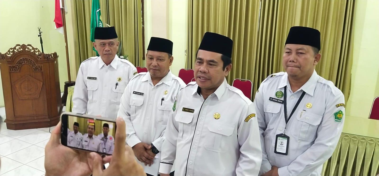 Kepala-Kemenag-Bojonegoro-Abdul-Wahid-depan-saat-diwawancara-dj-kantornya-Senin-2532024.jpg