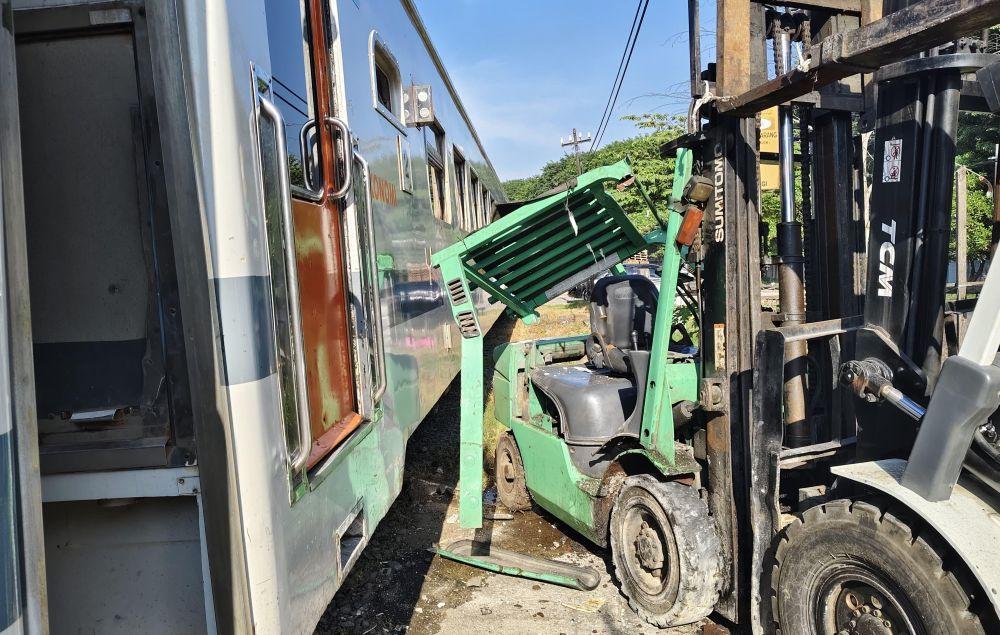 Kereta-Jenggala-relasi-Sidoarjo-Indro-berhenti-luar-biasa-usai-tertemper-forklift.jpg