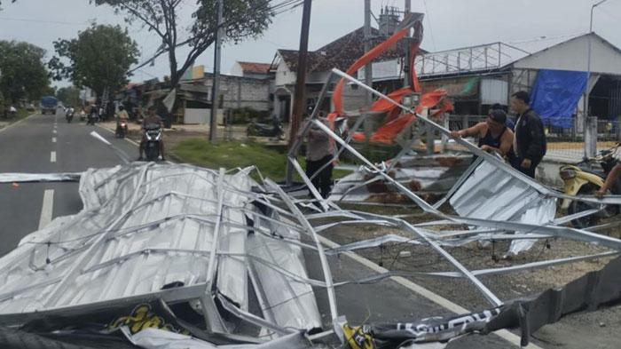 Kerusakan-akibat-terjangan-angin-puting-beliung-di-Sukodadi-Lamongan.jpg