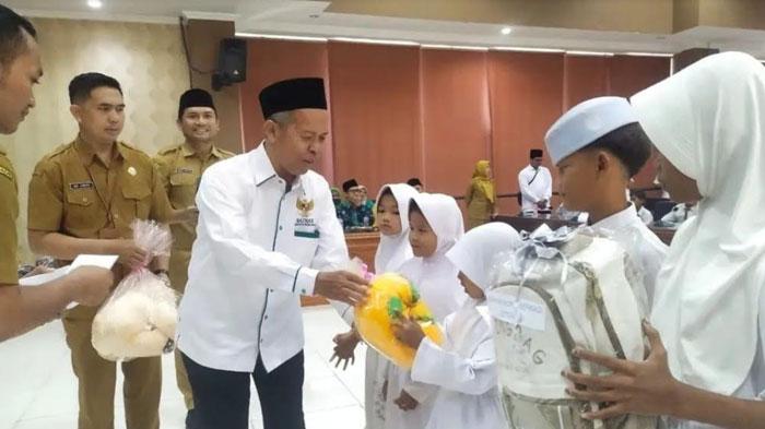 Ketua-Baznas-Kabupaten-Probolinggo-Ahmad-Muzammil-saat-menyerahkan-bantuan.jpg