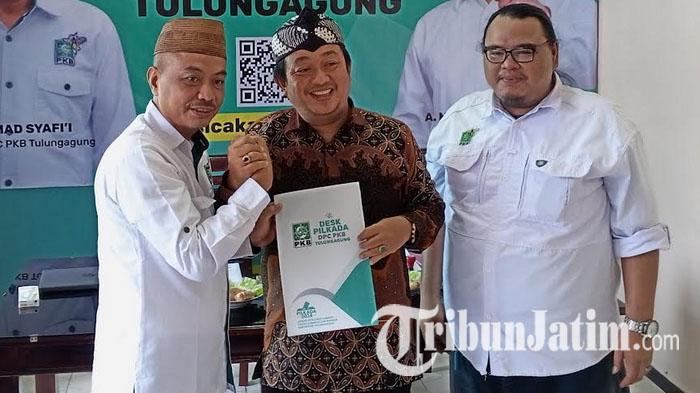 Ketua-DPC-PKB-Tulungagung-Ahmad-Syafii-menyerahkan-tanda-terima-pendaftaran-Pilkada-Tulungagung-2024.jpg