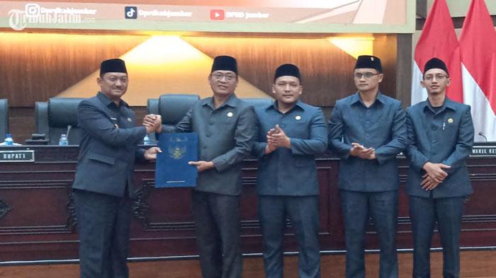 Ketua-DPRD-Jember-Ahmad-Halim-kiri-nomor-2-serahkan-Perda-APBD-2025.jpg