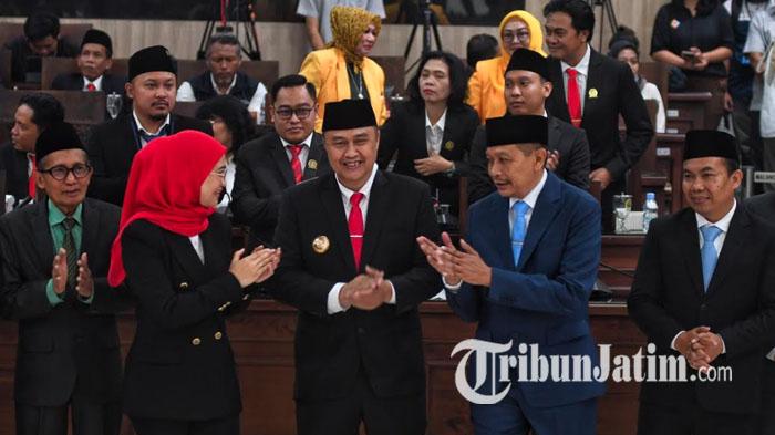 Ketua-DPRD-Kota-Malang-Amithya-Ratnanggani-Sirraduhita-mengucapkan-selamat-kepada-Wahyu-Hidayat.jpg