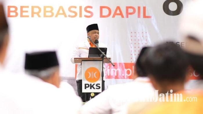 Ketua-DPW-PKS-Jatim-Irwan-Setiawan-dalam-kegiatan-Workshop-Terpadu-Pemenangan-Berbasis-Dapil.jpg
