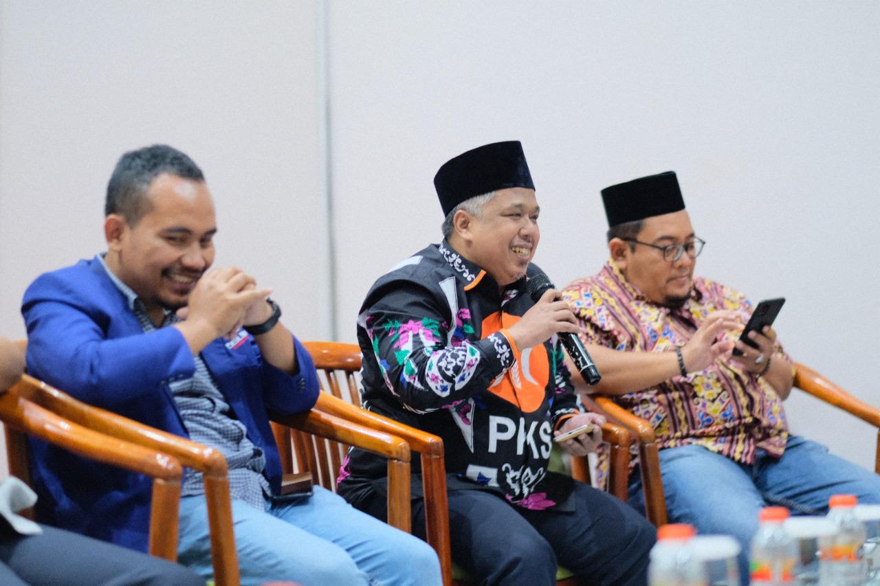 Ketua-DPW-PKS-Jatim-Irwan-Setiawan-saat-menghadiri-sarasehan-politik.jpg