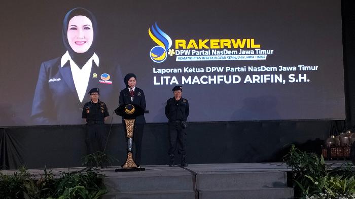 Ketua-DPW-Partai-NasDem-Jatim-Lita-Machfud-Arifin-saat-memberi-semangat.jpg