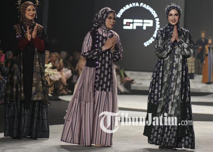 Ketua-Dekranasda-Jawa-Timur-Arumi-Bachsin-tampil-di-Surabaya-Fashion-Parade-2025.jpg