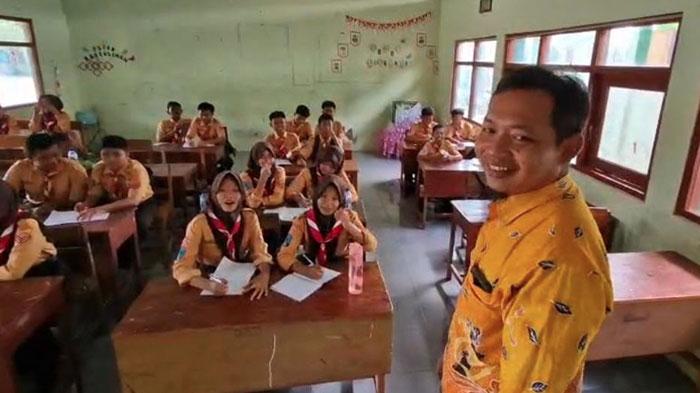 Ketua-Forum-GTT-Ponorogo-Mafud-Danuri-saat-mengajar-di-SMPN-1-Slahung.jpg