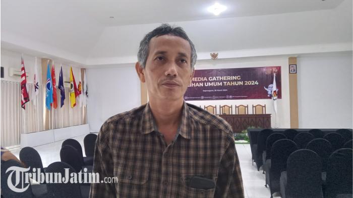 Ketua-KPU-Bojonegoro-Fatkur-Rahman-saat-diwawancara-Kamis-2832024-siang.jpg