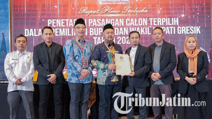 Ketua-KPU-Gresik-Akhmad-Taufik-dan-Bupati-Gresik-terpilih-Fandi-Akhmad-Yani.jpg