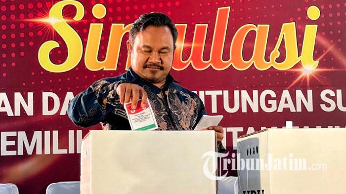 Ketua-KPU-Kota-Malang-M-Toyib-memasukan-surat-suara-ke-kotak-suara-saat-simulasi-pencoblosan.jpg