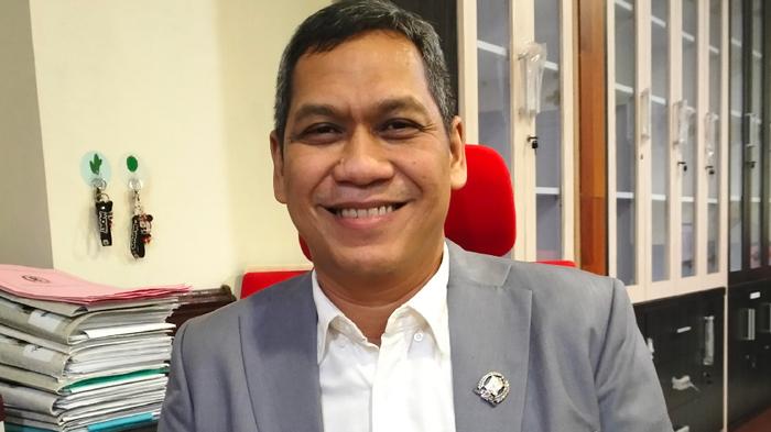 Ketua-Komisi-D-DPRD-Kota-Surabaya-Akmarawita-Kadir-2025-tanggapi-seragam-gratis.jpg