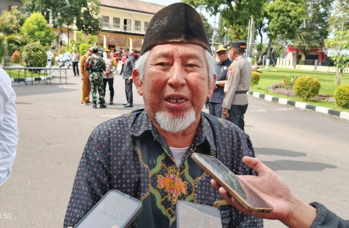 Ketua-MUI-Bondowoso-KH-Asyari-Fasya-saat-diwawancara.jpg