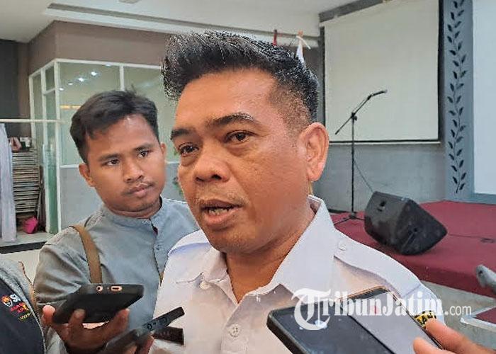 Ketua-PKDI-Tuban-Suhadi-memberikan-keterangan-terkait-keterlambatan-pencairan-Dana-Desa.jpg
