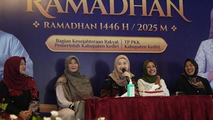 Ketua-TP-PKK-Kabupaten-Kediri-Eriani-Annisa-Hanindhito-dalam-tausiyah-Pondok-Ramadan.jpg