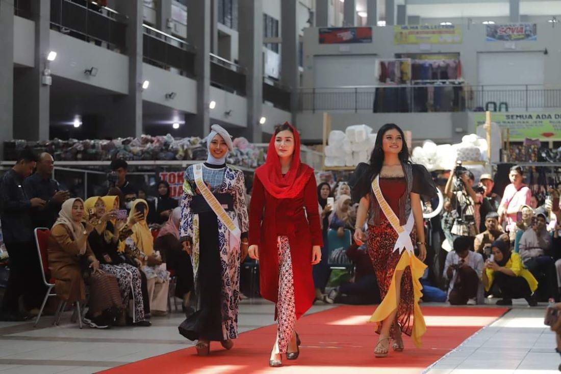 Ketua-TP-PKK-Kabupaten-Trenggalek-Novita-Hardini-Berjalan-di-Catwalk-TGX-Fashion-Street.jpg