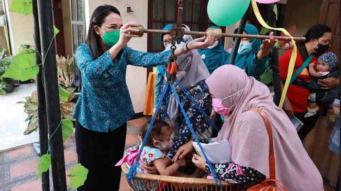 Ketua-Tim-Penggerak-PKK-Kabupaten-Kediri-Eriani-Annisa-Hanindhito-di-posyandu-Kecamatan-Ngasem.jpg