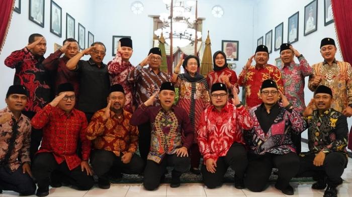 Ketua-Umum-PDI-Perjuangan-Megawati-Soekarnoputri-bersama-kepala-daerah-kader-PDI.jpg