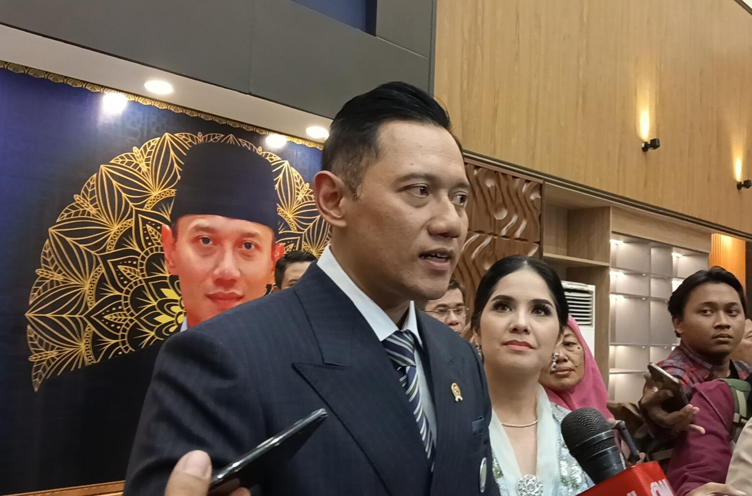 Ketua-Umum-Partai-Demokrat-Agus-Harimurti-Yudhoyono-AHY-saat-ditemui-di-Unair.jpg