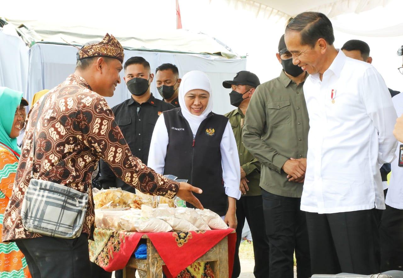 Khofifah-Indar-Parawansa-bersama-Presiden-Joko-Widodo-Jokowi-di-Desa-Senori-Tuban.jpg