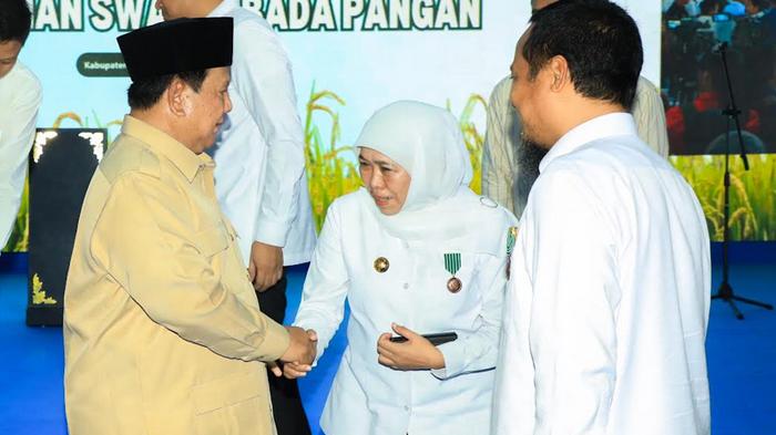 Khofifah-Indar-Parawansa-menerima-Tanda-Kehormatan-Satyalancana-Wira-Karya-Swasembada-Pangan-2025.jpg