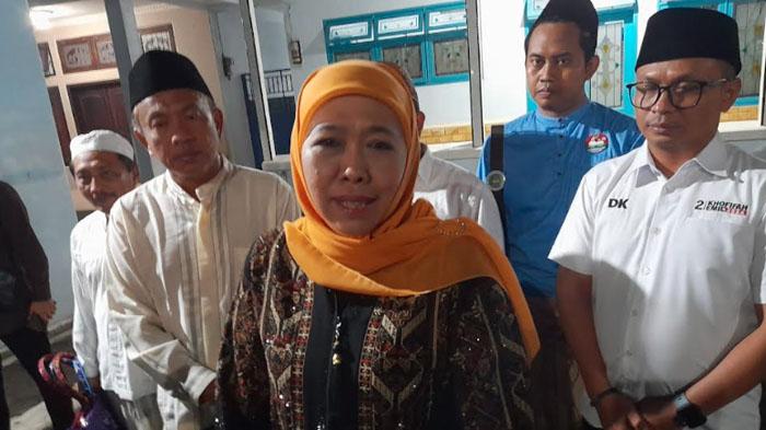 Khofifah-Indar-Parawansa-usai-mengunjungi-Pondok-Pesantren-Miftahul-Ulum-Lumajang.jpg