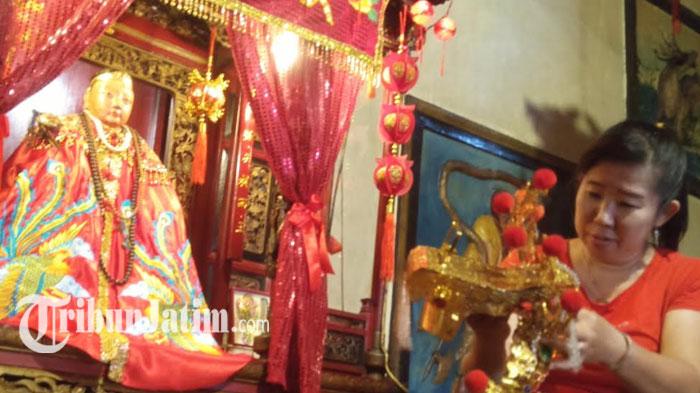 Mak Co di Klenteng Tjoe Tik Kiong Tulungagung Sudah Ganti Baju Merah, Persiapan Jelang Imlek 2023