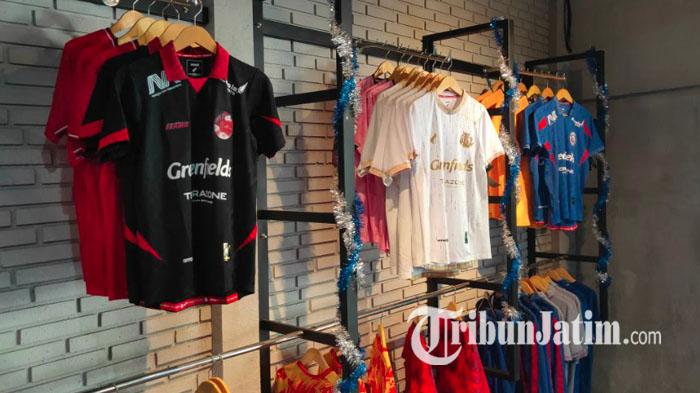 Koleksi-jersey-Arema-FC-musim-20242025-yang-terdapat-di-Arema-FC-Store.jpg