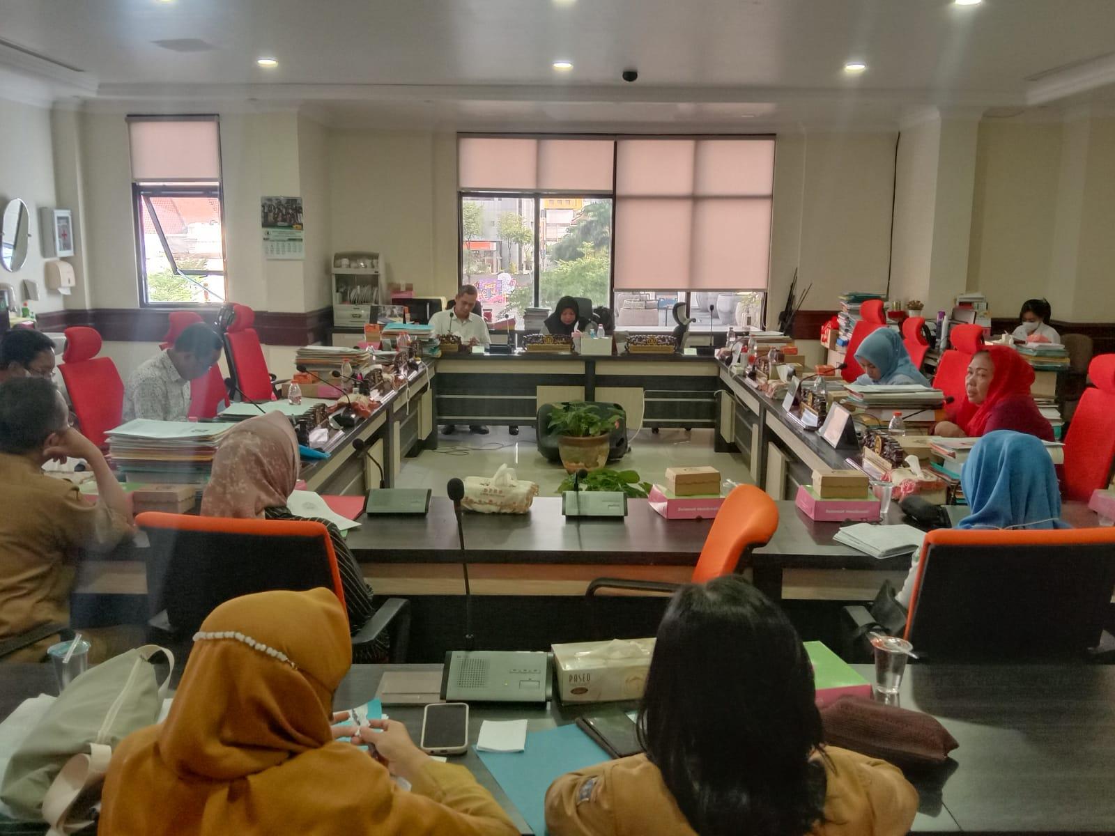 Komisi-D-DPRD-Kota-Surabaya-menggelar-rapat-hearing-dengan-Dinkes-Disnpendukcapil-dan-BPJS.jpg
