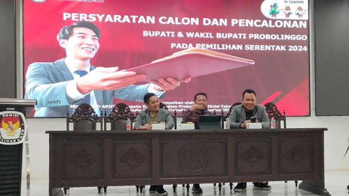 Komisioner-KPU-Kabupaten-Probolinggo-saat-memaparkan-alur-tahapan-pendaftaran.jpg