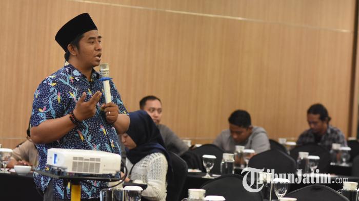 Komisioner-KPU-Surabaya-Subairi-saat-memberikan-penjelasan-di-Surabaya.jpg