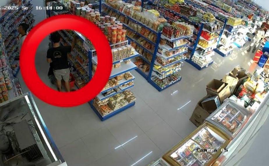 Komplotan-maling-susu-formula-terekam-CCTV-minimarket.jpg