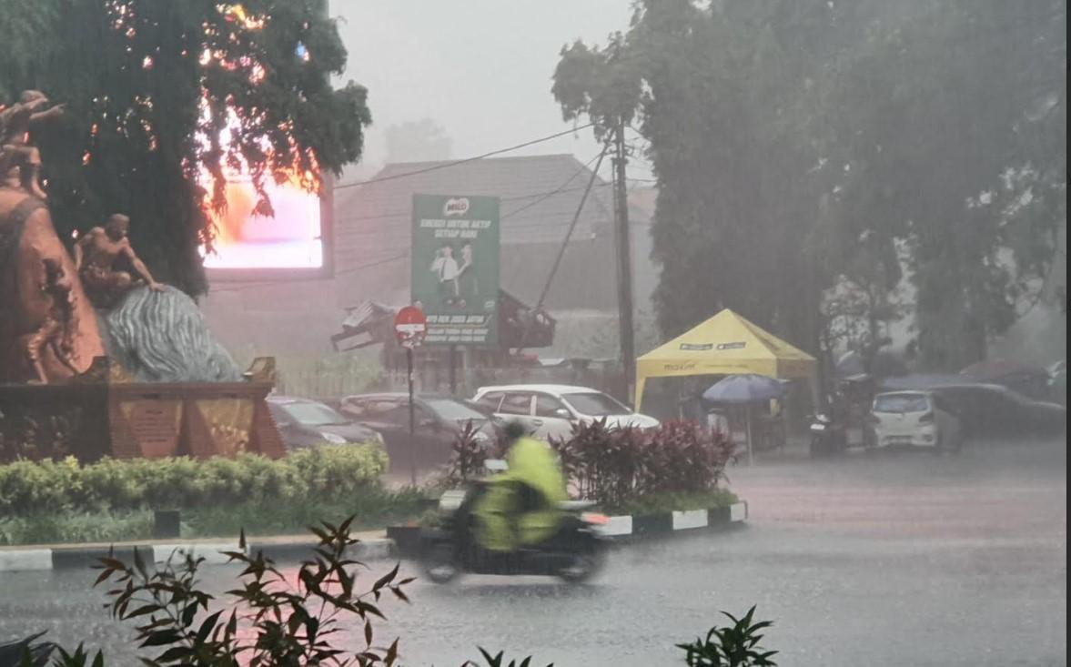 Kondis-hujan-deras-di-Jalan-Kertanegara-Kota-Malang-pada-Rabu-3122025.jpg