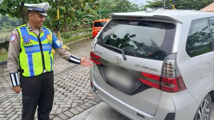 Pengemudi Mengantuk, Avanza Seruduk Tiang Rambu di Rest Area Tol Jombang-Mojokerto