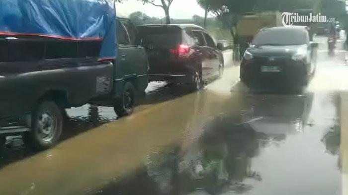 Kondisi-arus-lalu-lintas-tersendat-akibat-banjir-di-Jalan-Raya-Nasional.jpg