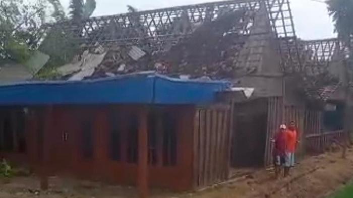 Kondisi-atap-rumah-warga-di-Desa-Gading-dan-Bakalan-porak-poranda-diterjang-angin-kencang.jpg