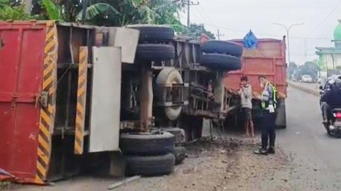 Terjang Jalan Berlubang, Truk Gandeng Terguling di Palrejo Jombang, Muatan Tanah Tumpah