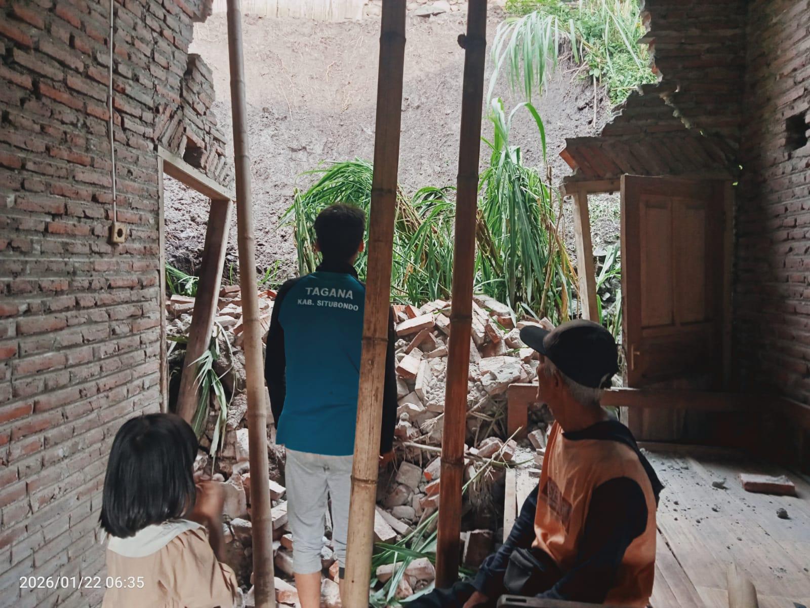 Kondisi-bangunan-rumah-warga-Bondowoso-yang-jebol-diterjang-tanah-longsor.jpg
