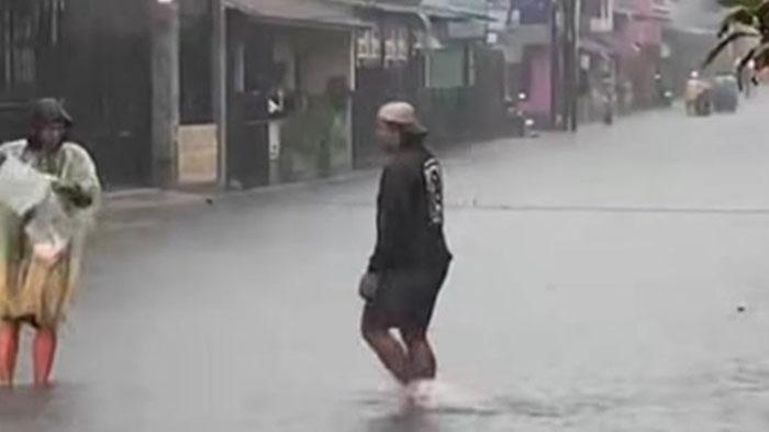 Kondisi-banjir-di-Jalan-Galunggung-Kota-Malang-saat-diguyur-hujan-deras.jpg