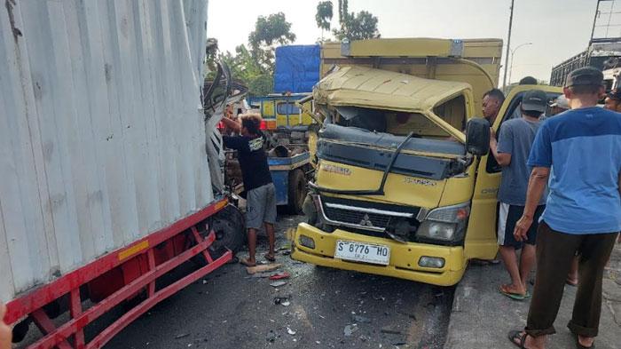 2 Truk Tabrakan Adu Banteng di Tuban, 3 Orang Terluka Dilarikan ke RS