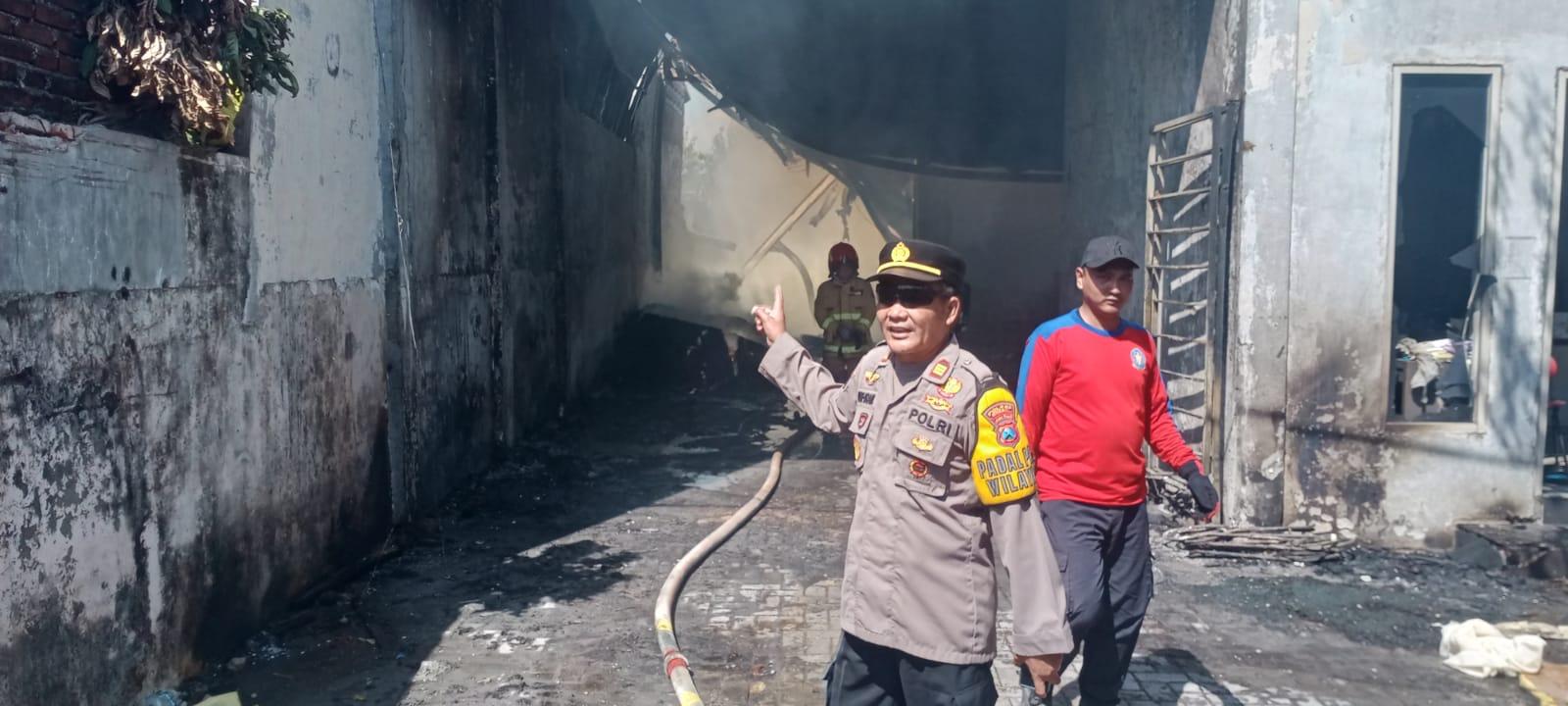 Kebakaran Gudang Spon di Driyorejo Gresik Bikin Panik Warga, Berdekatan dengan Rumah Penduduk