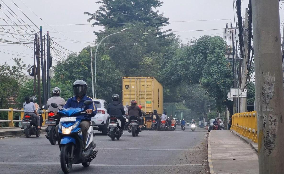 Kondisi-jalan-raya-Krikilan-Kecamatan-Driyorejo-Gresik-yang-jadi-TKP-perampokan.jpg