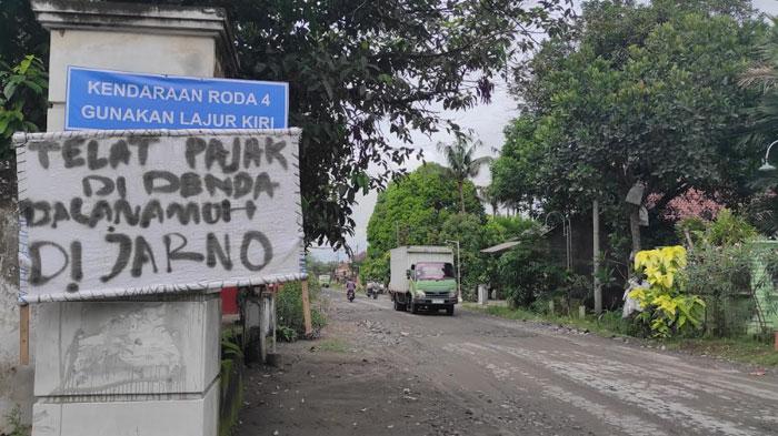 Kondisi-jalan-rusak-di-Desa-Candirejo-Kecamatan-Ponggok-Kabupaten-Blitar.jpg