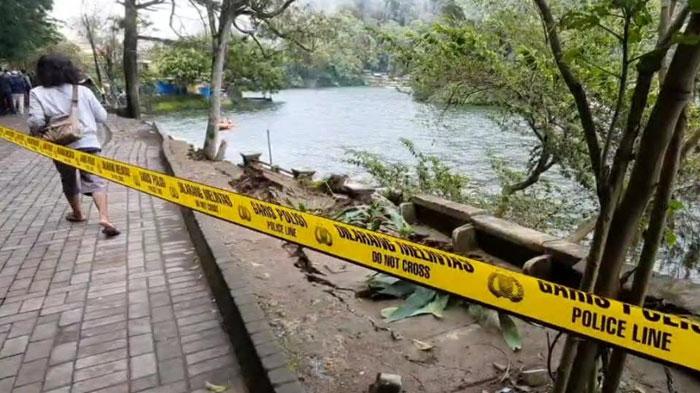 Kondisi-jalan-wisata-di-Telaga-Sarangan-dipasang-police-line-atau-garis-polisi.jpg